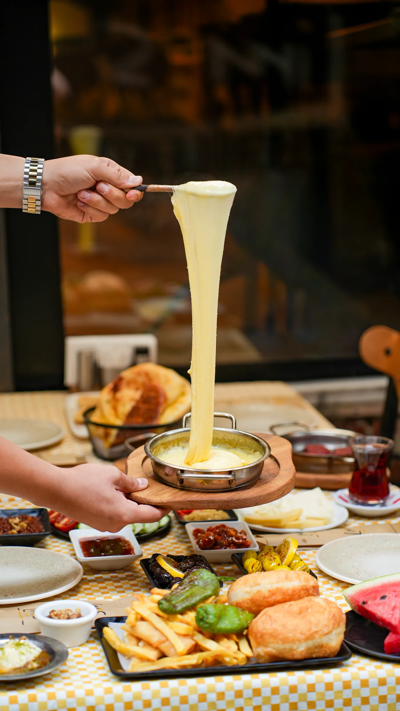 Mıhlamadan uzayan kaşar peyniri